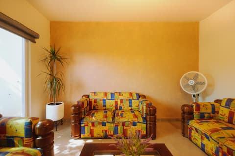 Anuncio de Airbnb popular: Spacious and quiet house • garden and private parking en Oaxaca