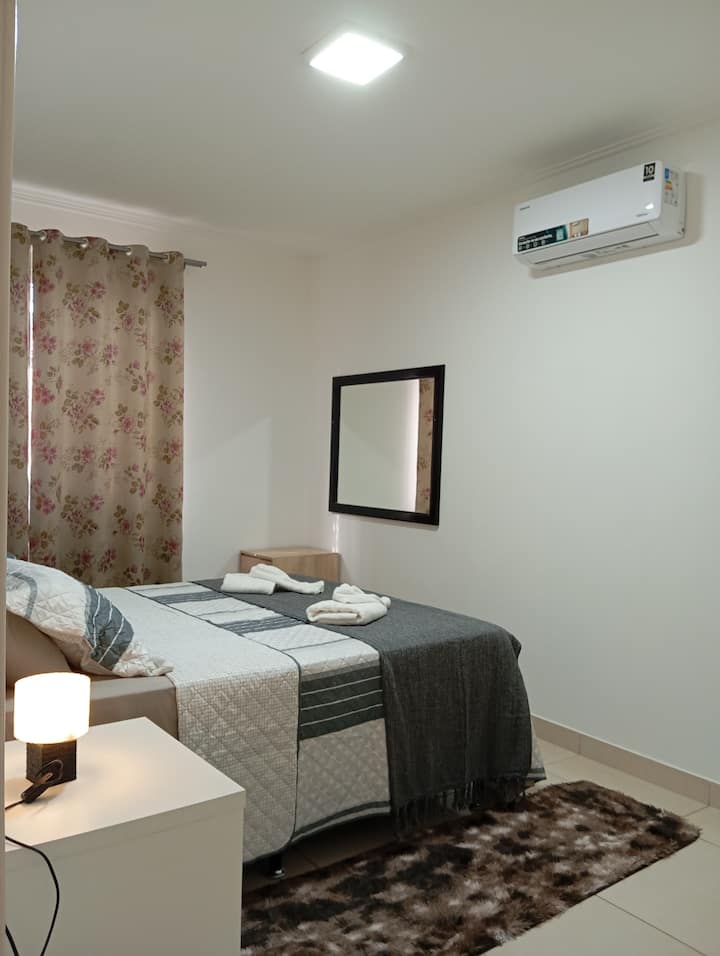 Chambre avec armoires, miroir, lit double, très spacieuse. 