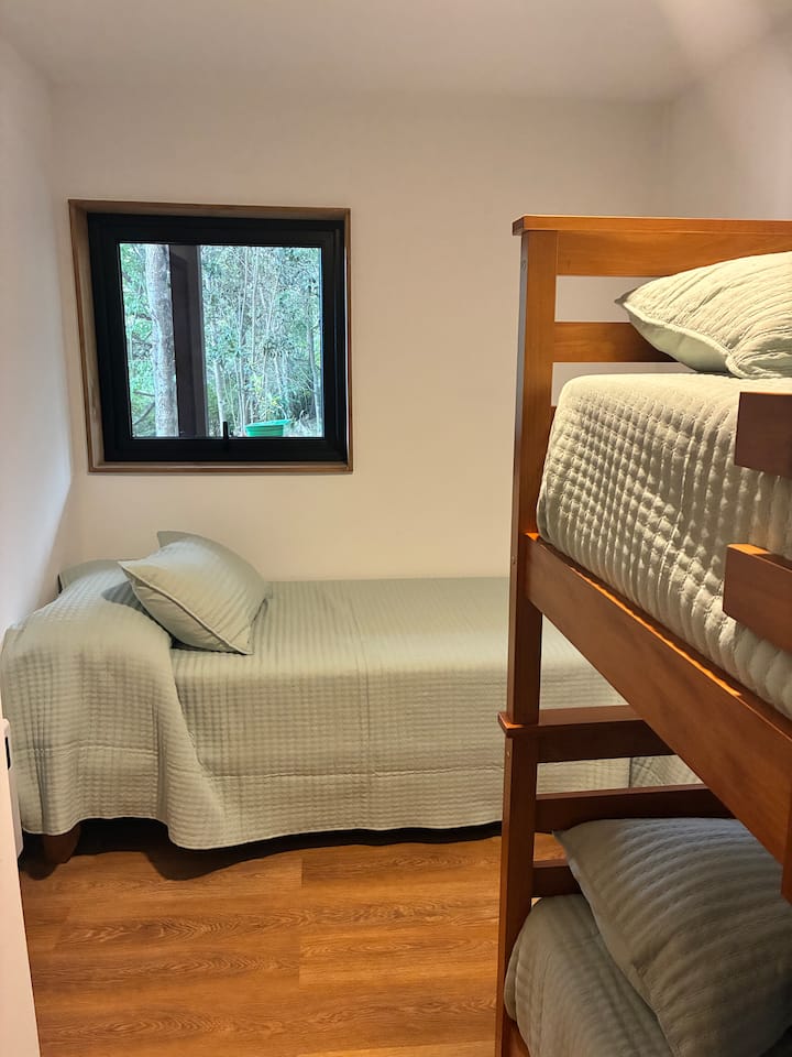 غرفة نوم مع أسرّة بطابقين، مثالية للعائلات والإقامة مع الأطفال. 