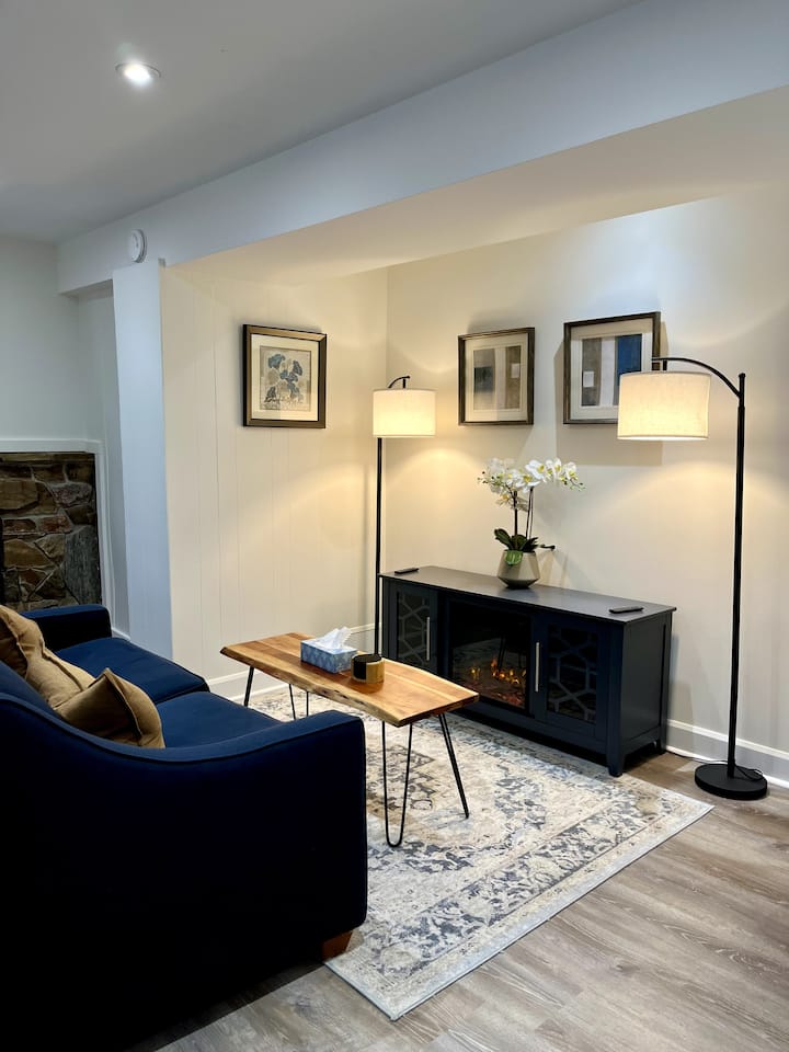 Comfortabele en gezellige zithoek compleet met elektrische open haard.