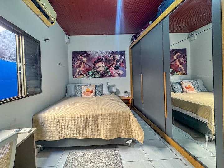 配备高品质Ortobom床垫的标准双人床、分体式空调、桌椅和全身镜。