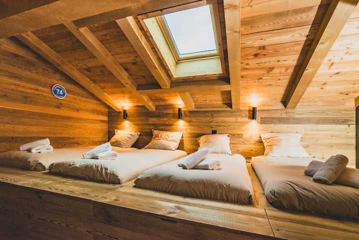 Situé sous les toits, le dortoir offre un espace chaleureux et fonctionnel avec 4 lits simples et 1 lit mezzanine en 90x190cm. Il dispose de sa propre salle de douche avec toilettes, idéal pour accueillir enfants ou amis en toute autonomie.