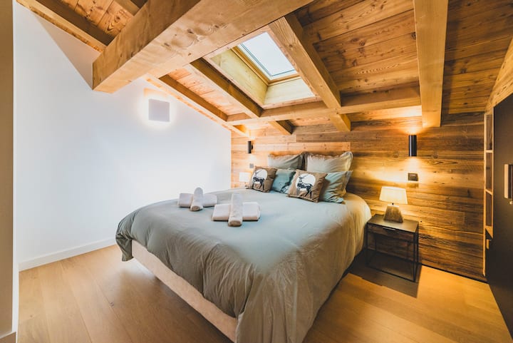 Située sous les toits, au premier niveau, cette chambre offre une atmosphère cosy et intimiste. Elle dispose d’un lit en 160x200 avec literie haut de gamme, de rangements intégrés et d’une salle de douche privative.