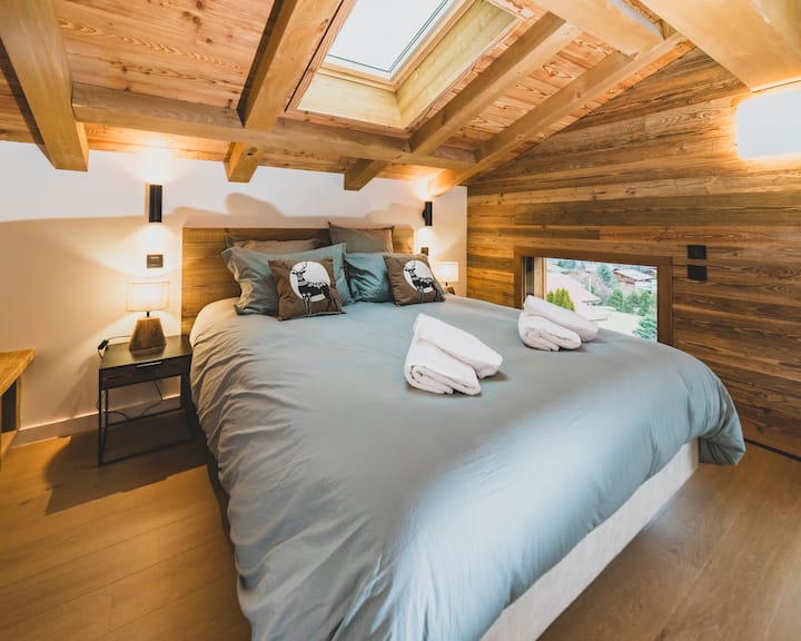 Située sous les toits, au premier niveau, cette chambre offre une atmosphère cosy et intimiste. Elle dispose d’un lit en 160x200 avec literie haut de gamme, de rangements intégrés et d’une salle de douche privative.