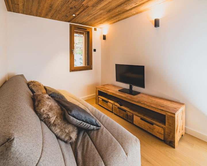Cette pièce est la salle TV équipée d'un canapé clic-clac de qualité destiné au couchage du 12ième voyageur.
C'est une pièce en enfillade par laquelle on passe pour accéder à la chambre Master.