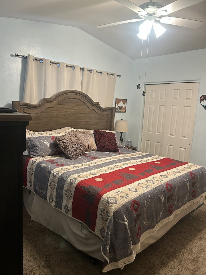 Cama tamaño king, TV 