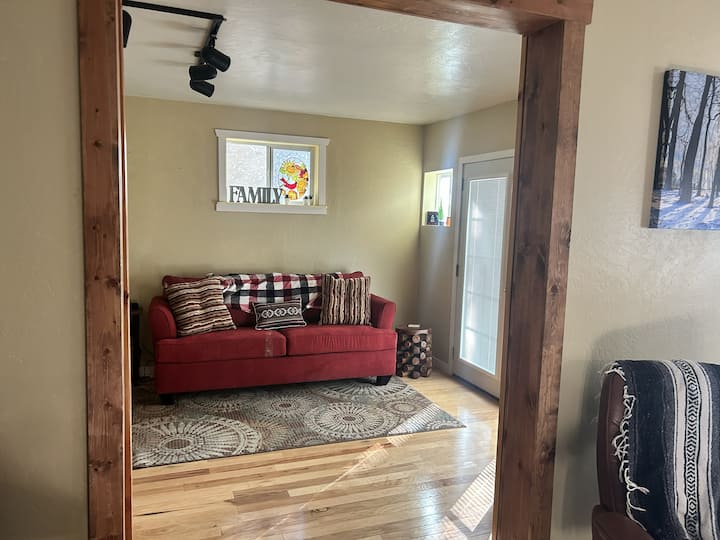 DEN con puertas dobles de granero que se cierran desde la sala de estar, sofá cama de tamaño completo con colchón mejorado y baño
Puertas francesas dobles al porche delantero 