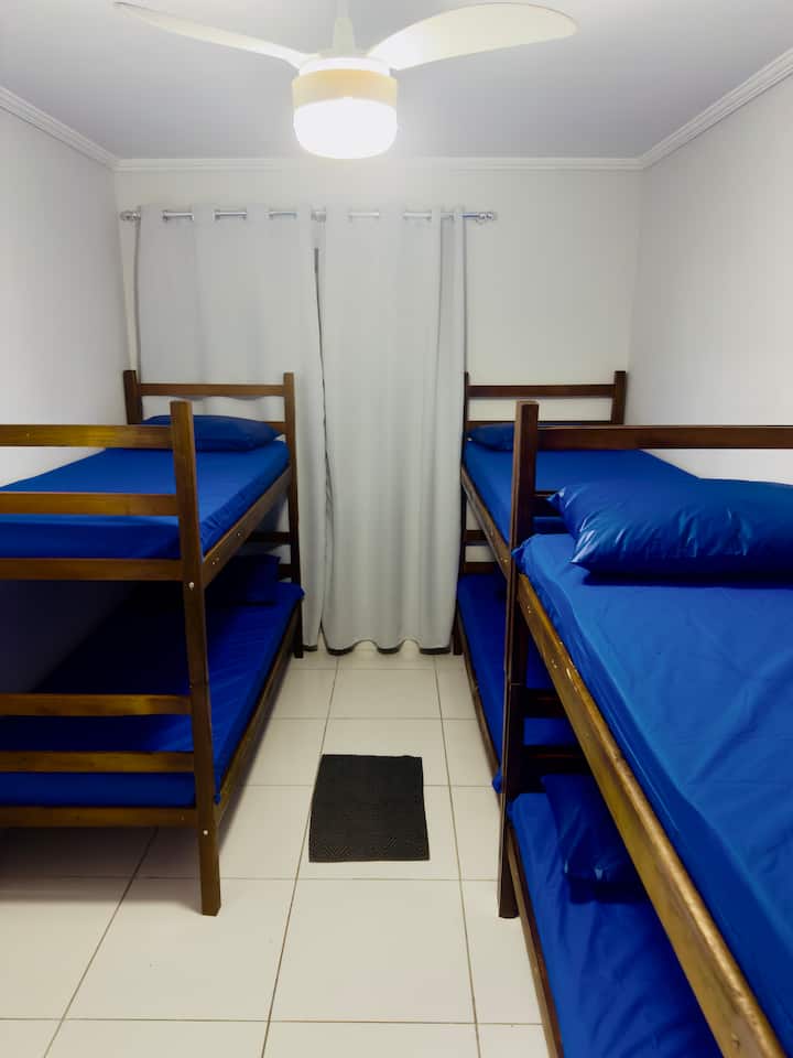 3 krevate dykatësh, me dyshekë dhe jastëkë me mbulesa të papërshkueshme nga uji që sigurojnë më shumë higjienë, rehati dhe mbrojtje.
dhe 5 dyshekë shtesë.

⚠️Nuk ofrojmë çarçafë, batanije, këllëfë jastëku ose peshqirë. Vizitori duhet të sjellë sendet e veta.