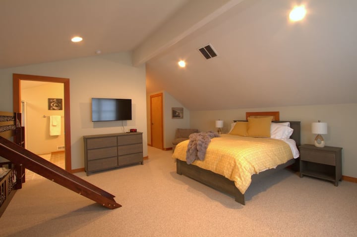 Na poschodí sa nachádza spálňa s manželskou posteľou Queen, dve samostatné poschodové postele, priestor na hranie, TV a veľká vlastná kúpeľňa.