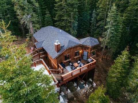 Top Airbnb: Fire Pit, Poker Room, 7 min to beach, Dogs welcome in Tahoe Vista