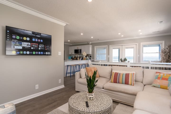 Soundfront Escape • Heated Pool • Pet Friendly - Emerald Isle, NC