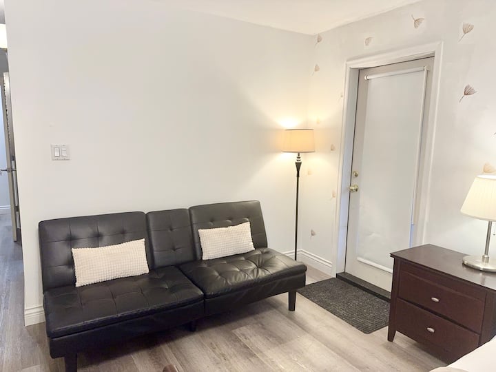 Charming Walnut Grove Stay - Maple Ridge