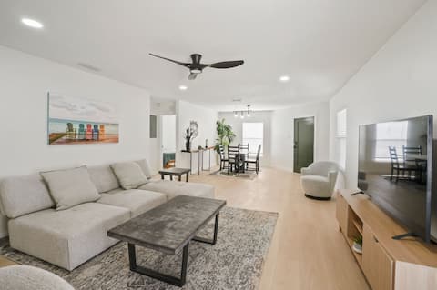 Popular Airbnb listing: Modern home putting green & outdoor entertainment in North Hyde Park