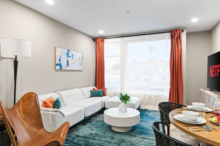 Peaceful 2bd-2ba • Free Parking, Pool & Jacuzzi - Hollywood, CA