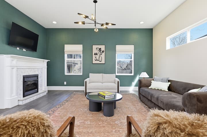 Cozy Retreat W/ Hot Tub+fire Table Near Downtown - Indianapolis, IN