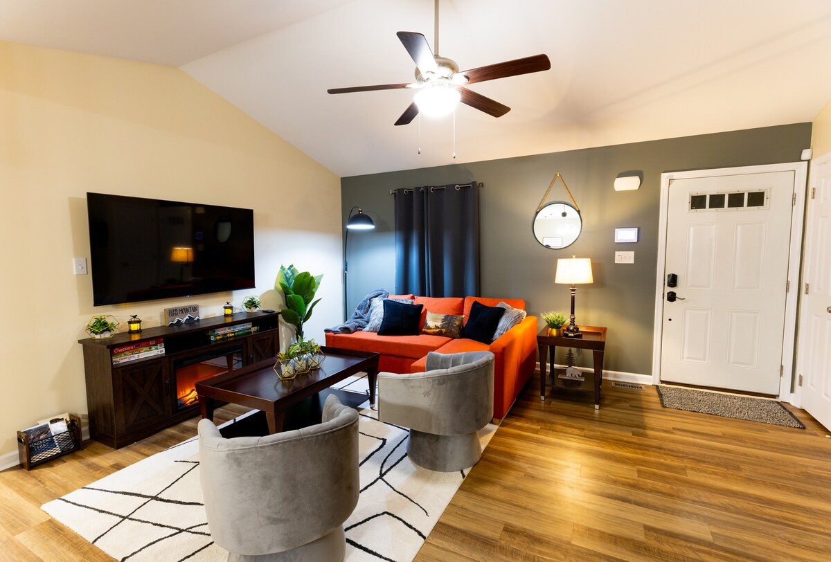 Sebule ya kukaribisha iliyo na nafasi ya kutosha ya kupumzika, kutazama filamu au kukusanyika na wapendwa.