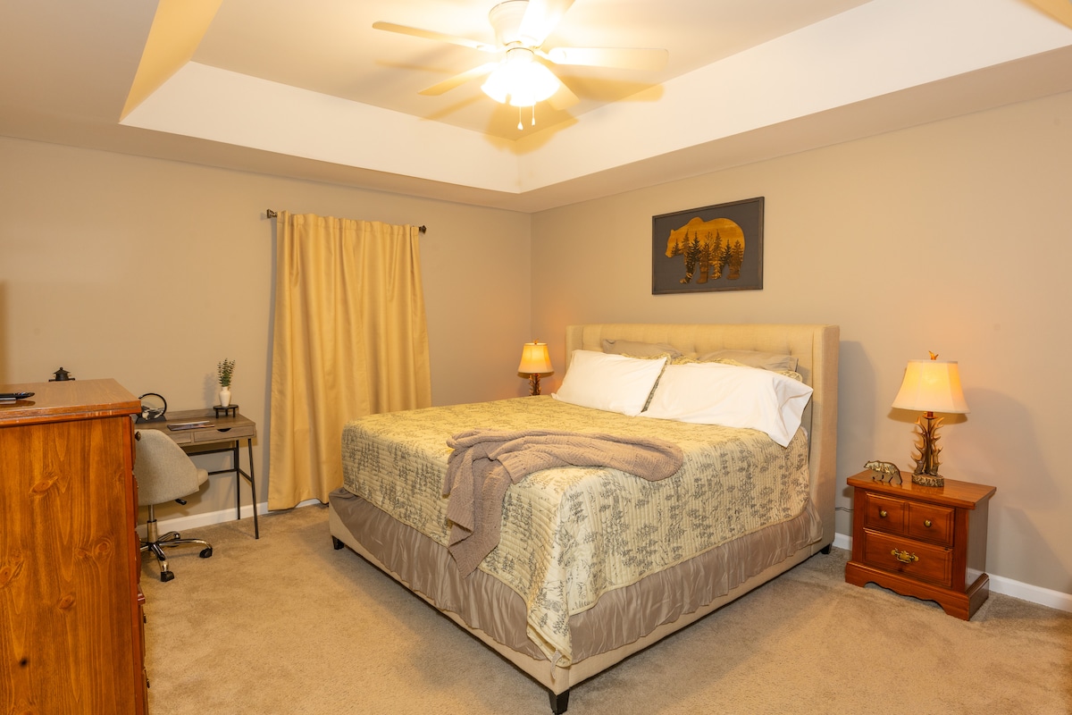 Chumba chenye starehe kilichohamasishwa na nyumba ya mapumziko chenye kitanda cha kingi na dawati la kazi la kujitegemea, kinatoa starehe na urahisi iwe uko hapa kupumzika au kukaa kwa tija.