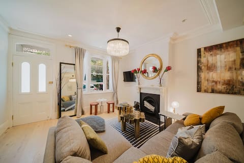 Top Airbnb: New luxury 4 bedroom terrace. 2.5 bath. 2 Parking. in Surry Hills