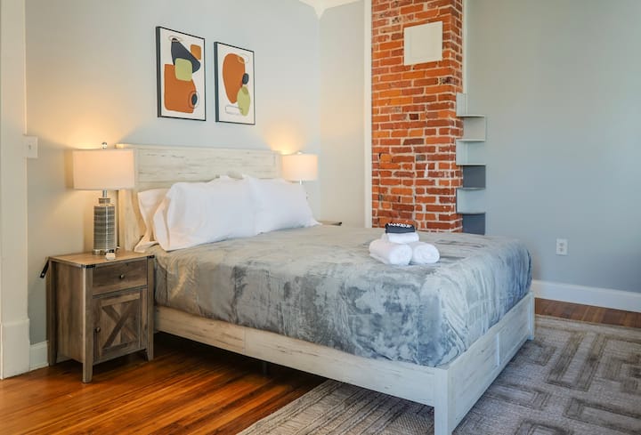 Primárna izba Queen má zatemňovacie závesy v miestnosti, uteráky, šatník, vlastný balkón, šatník na ďalšie odkladanie oblečenia, luxusnú posteľnú bielizeň, vankúše navyše na prispôsobenie vášho pohodlia, stropný ventilátor na diaľkové ovládanie a dve nočné lampy.