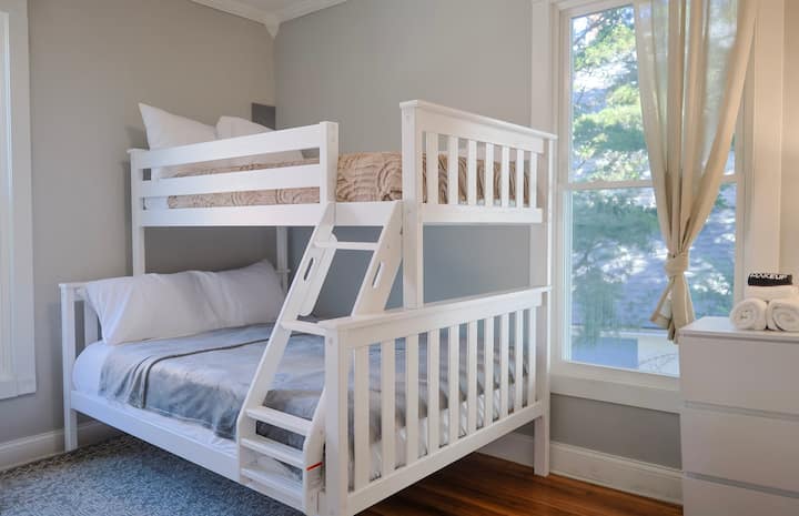 Vitajte v izbe s poschodovou posteľou! Dokonca aj deti dostanú luxusnú posteľnú bielizeň, ktorá zaisťuje pokojný spánok. Diaľkovo ovládaný stropný ventilátor, zatemňovacie rolety v miestnosti, komoda, lampa, vankúše navyše, stojan na batožinu, skriňa a uteráky. 