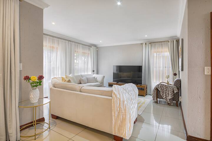 Modern Family Haven With Garden | Sleeps 8 - Lanseria