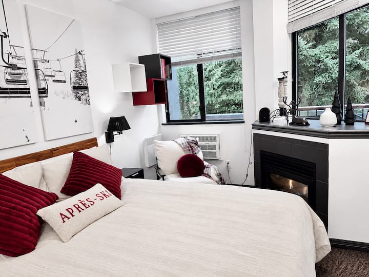 Modern Mountain Suite - King Bed + Sleeps 4 - - Whistler