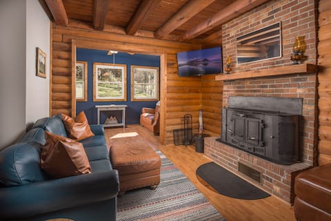 Popular Airbnb listing: Log Cabin Retreat in Banner Elk! Fire Pit + Yard in Boone