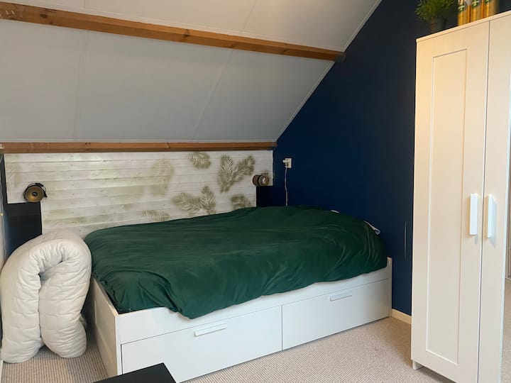 ห้องใต้หลังคาที่กว้างขวางมีพื้นที่เก็บสัมภาระและโต๊ะทำงานเพียงพอ
ที่จะทำงานต่อไป