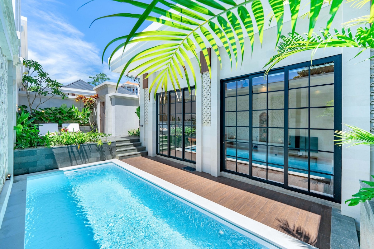 Villa in South Kuta · 1 bedroom · 1 bed · 1 private bath, Airbnb сравним