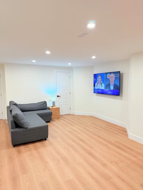 Top Airbnb: Modern 1BR Close to Major Shopping & Amenities in O'leary's