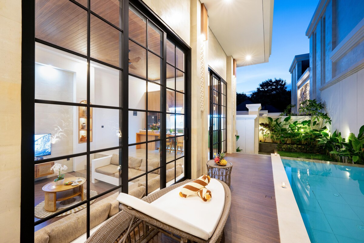 Villa in South Kuta · 2 bedrooms · 2 beds · 2 private baths, сопоставимый объект Airbnb