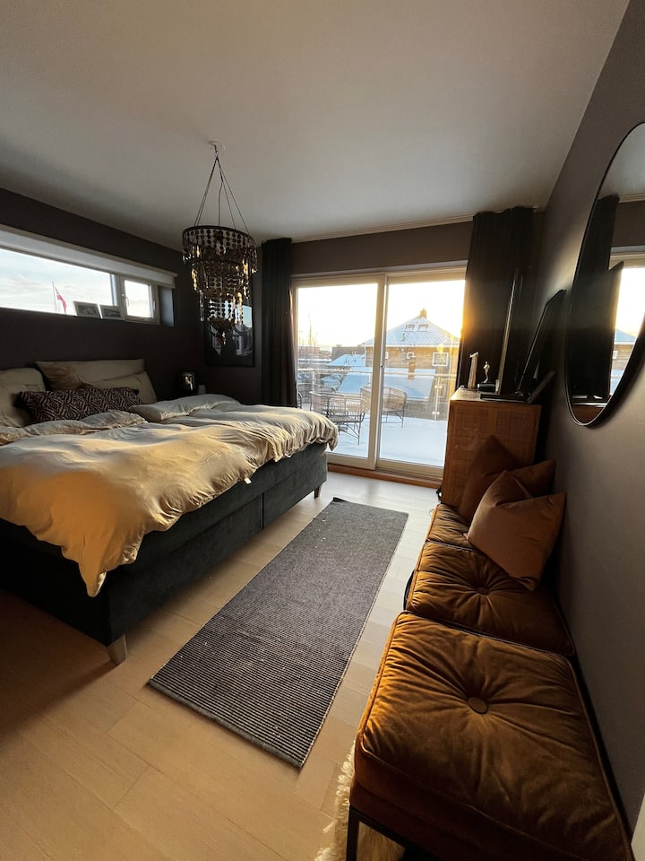 غرفة نوم 1 مع باب منزلق إلى الجنوب الغربي مواجه لتراس السطح المشمس. سرير مزدوج بحجم كينج (210 سم × 210 سم). 