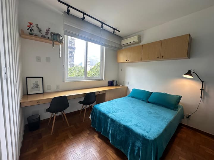 غرفة نوم ثانية مريحة ومضاءة جيدًا، مع مكيف هواء وسرير مزدوج ومقعد عمل مع كرسيين، مثالية للمكتب المنزلي. تضمن الخزائن الكبيرة والديكور البسيط والوظيفي الطابع العملي والراحة.