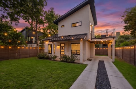 Top Airbnb: Top 5% | Pool + Family + Deck + FirePit + Pets in South Lamar