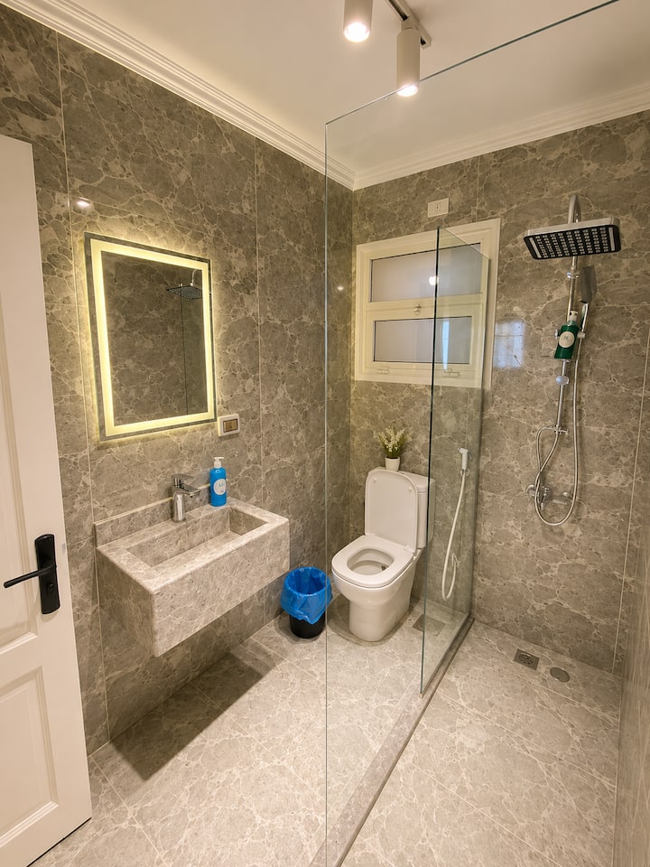 serene 3 BDR In Rehab City: Full bathroom