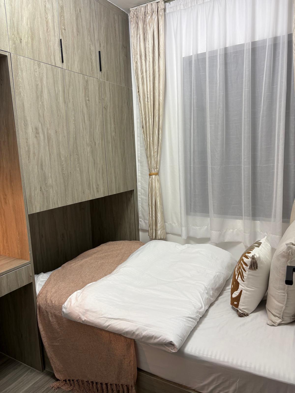 Ova svestrana treća spavaća soba savršen je privatni prostor s udobnim krevetom za jednu osobu i namjenskom radnom stanicom, idealnom za člana tima na udaljenom radnom putovanju ili kao mirna radna soba za studenta