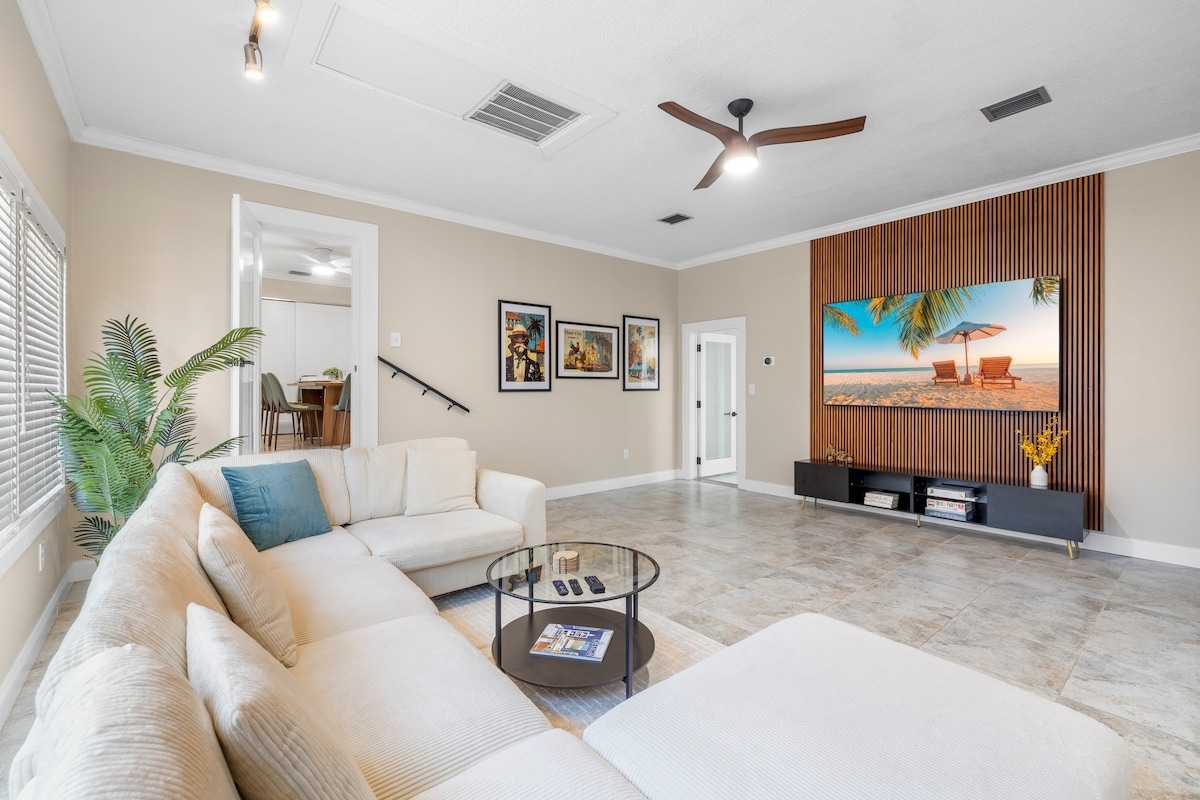 Top performing Airbnb: 2 King Suites | Hot Tub | Large Patio | Sleeps 12 in Riverside Heights