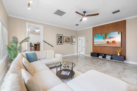 Top performing Airbnb: 2 King Suites | Hot Tub | Large Patio | Sleeps 12 in Riverside Heights
