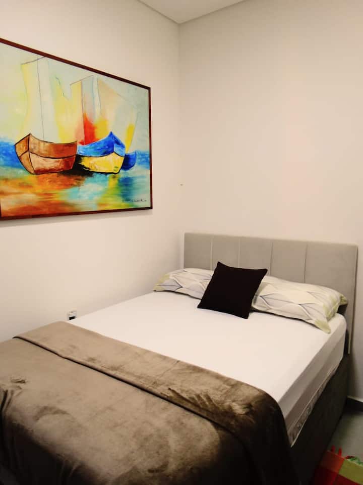 სტანდარტული ორმაგი საწოლი, თითოეული სტუმრისთვის განკუთვნილი ზეწრებითა და ბალიშით პირსახოცით. საფარი ხელმისაწვდომია დამატებითი გადასახადით. გაეცანით ფასებს