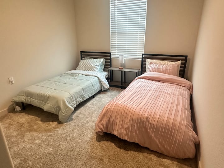 2 camas individuales con armario