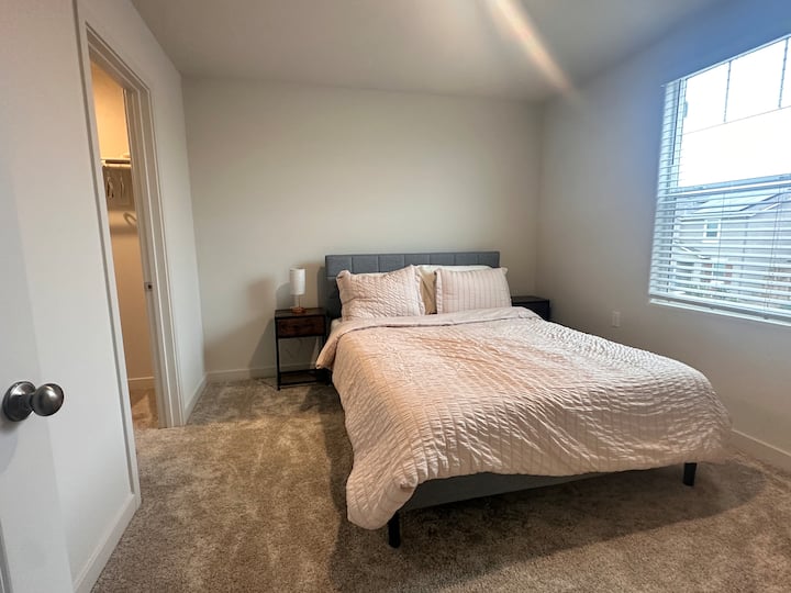 Cama tamaño queen, amplio vestidor