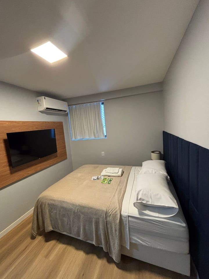 Acogedora habitación con cómoda cama, ajuar completo, aire acondicionado, TV, iluminación agradable y ambiente tranquilo, ideal para descansar y noches tranquilas.
