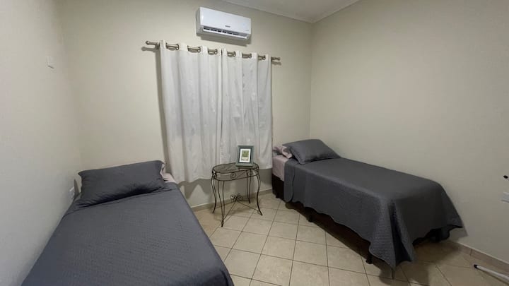 ห้องนอนพร้อมเครื่องปรับอากาศและเตียงกล่อง
