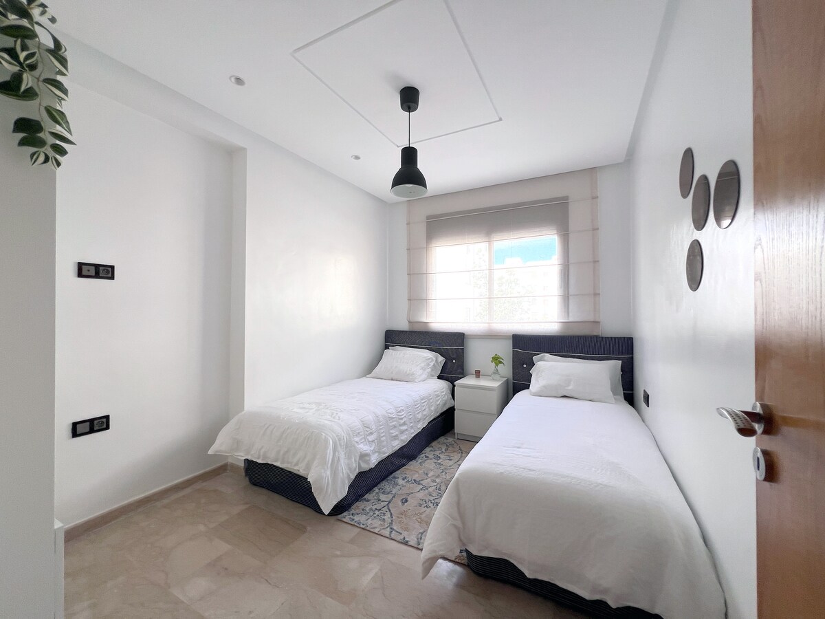 Минималистично, светло и напълно функционално. Всеки елемент има своя цел – от меките щори до горното осветление.