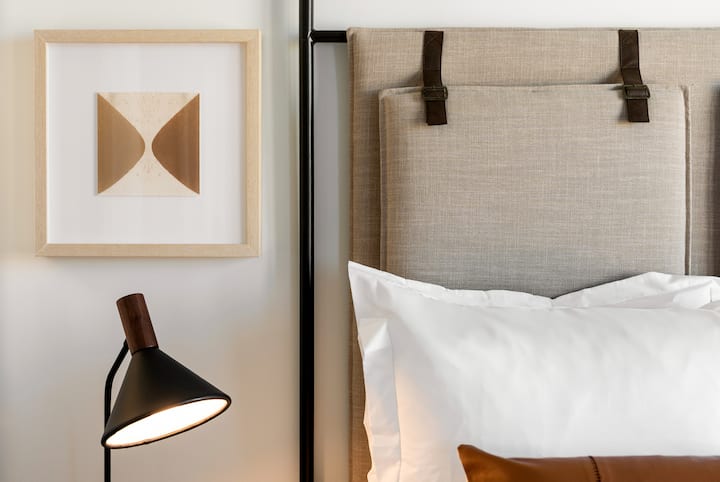 Спокојна спална соба со мека постелнина и смирувачки декор.
Разбудете се освежени и подготвени за истражување.