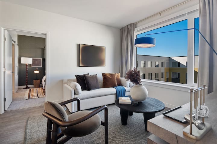 Luxe Everett 2br–2ba W/ Pool, Gym & Parking - Cambridge, MA