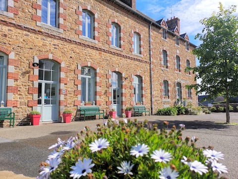 The charm of a school for 19 people (swimming pool)