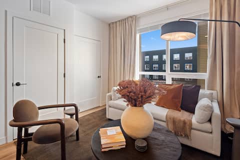 Top Airbnb: Sterling 1BR at Everett | Pool & Gym in Everett