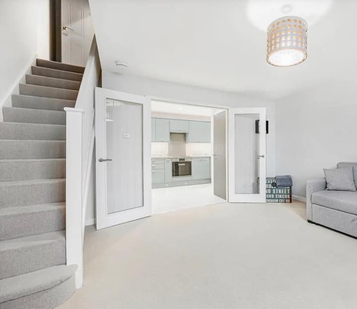 Cheltenham Town Centre Duplex Apartment - 첼트넘