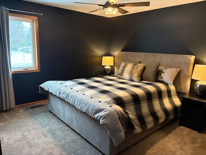 Modern Western • King Bed • Sleeps 6 • Garage - Ponca State Park, Ponca